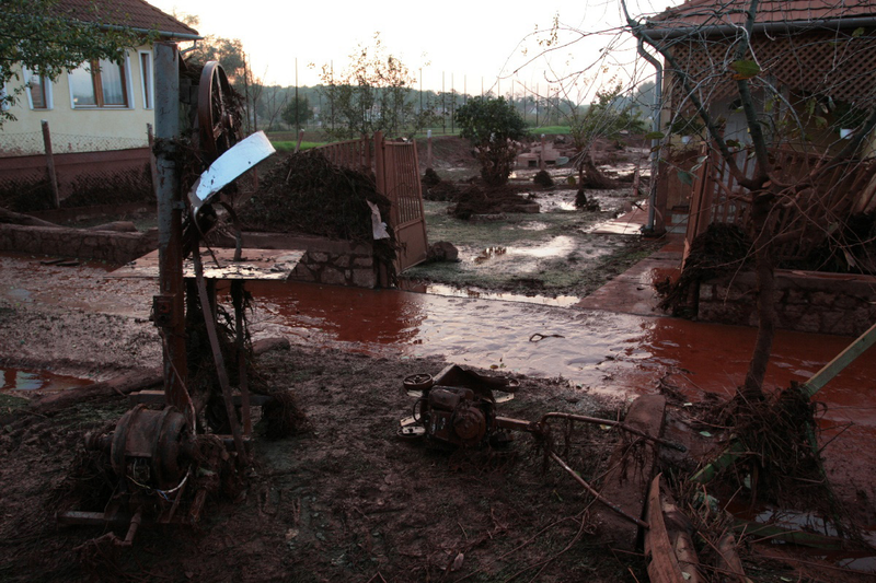 Illustration for article titled Revisiting the Small Village That Was Completely Devastated By Toxic Red Sludge